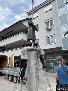 Bronasti kip usnjarja – talca (avtorja Borisa Kalina) končno spet v Kamniku (13)